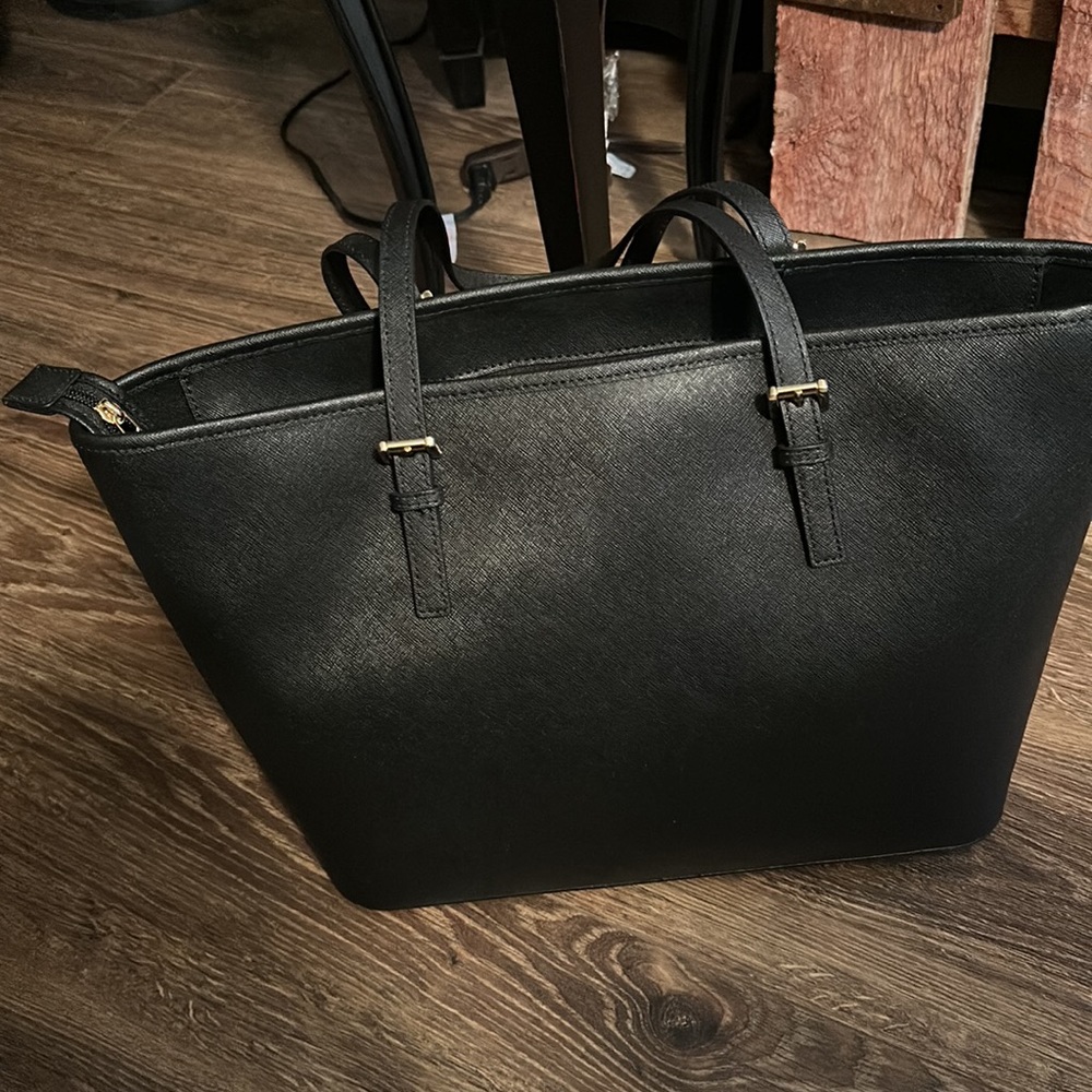 Michael Kors black purse like new condition - Picture 2 of 2